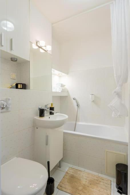 Apartment Urban Chic - One Bedroom - - Zelazna *